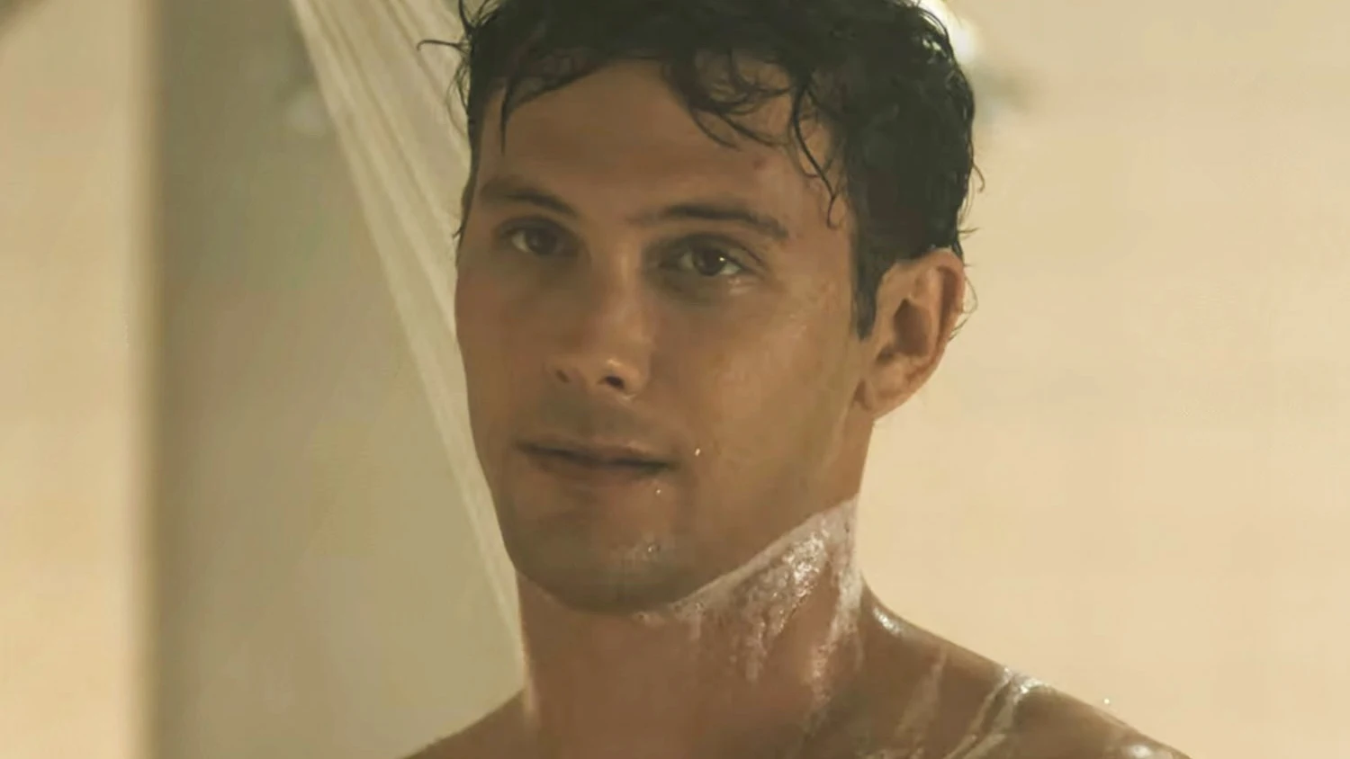 Cooper Koch en la escena de la ducha de Erik en la serie de los hermanos Men&eacute;ndez