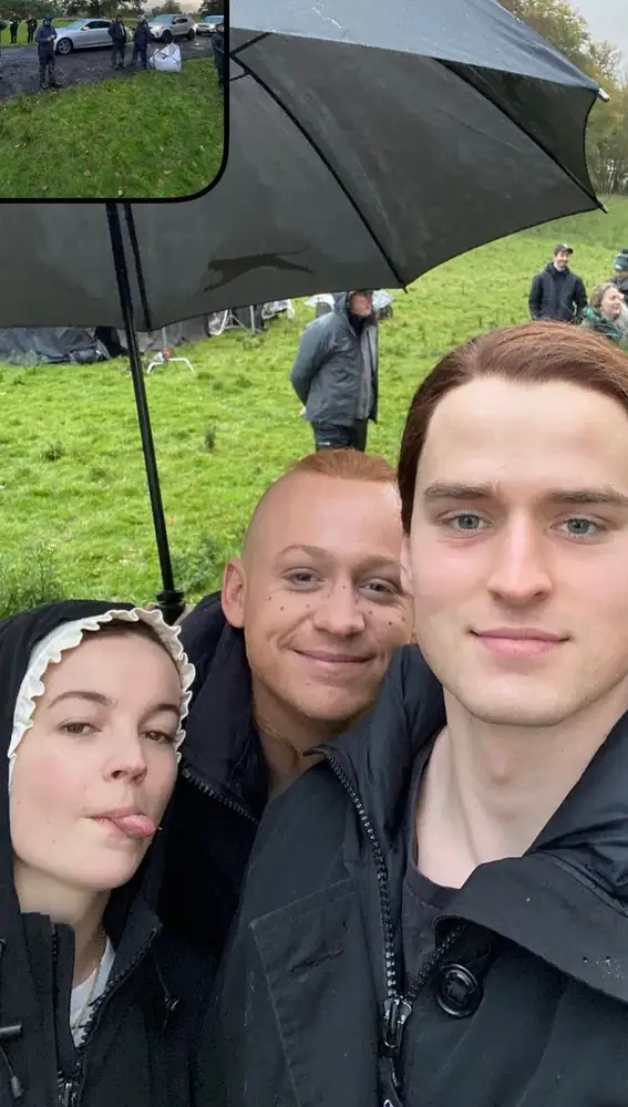Rachel (Izzy Meikle-Small), el joven Ian (John Bell) y William (Charles Vandervaart) en Outlander Rachel (Izzy Meikle-Small), el joven Ian (John Bell) y William (Charles Vandervaart) en Outlander