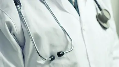 Detienen a un médico con Detienen a un médico con