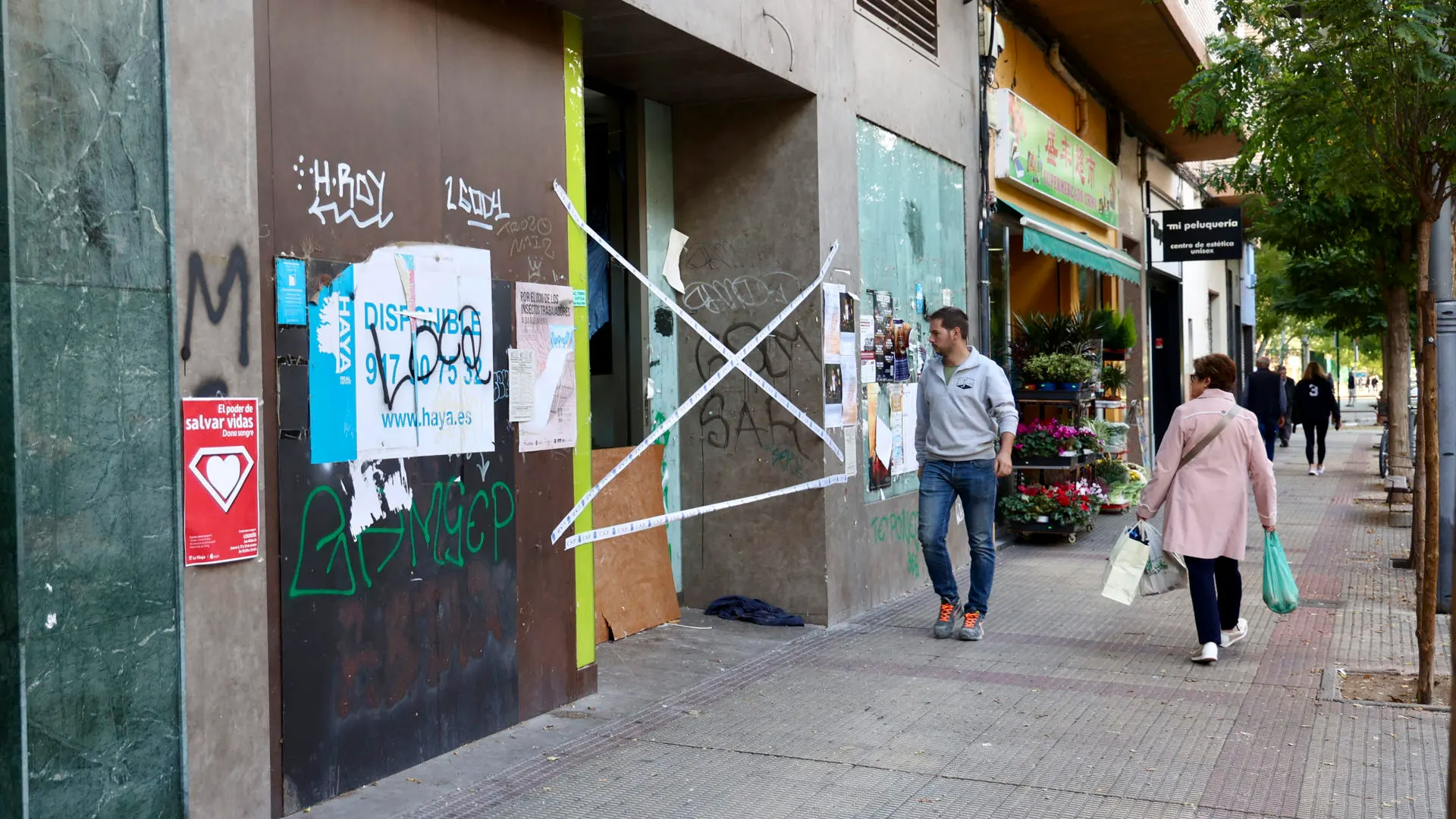 El local donde dos personas que dormían en su interior El local donde dos personas que dormían en su interior