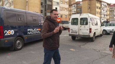Un equipo de Más Espejo, en las 3.000 viviendas de Sevilla: 