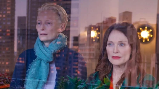 Tilda Swinton y Julianne Moore en La habitación de al lado Tilda Swinton y Julianne Moore en La habitación de al lado