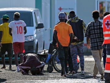  Salvamento Marítimo ha trasladado este jueves al muelle de La Restinga