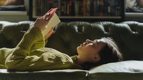 Mujer leyendo Mujer leyendo