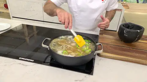 Añade el majado a la tartera Añade el majado a la tartera