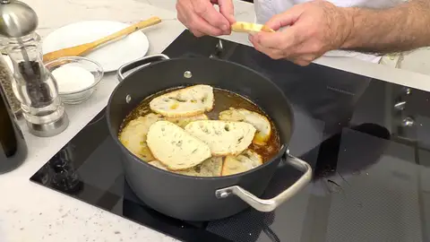 Corta el pan en rebanadas finas e introdúcelas en la cazuela Corta el pan en rebanadas finas e introdúcelas en la cazuela