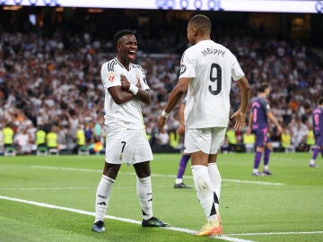 Vinicius y Mbappé celebran un gol con el Real Madrid