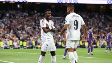 Vinicius y Mbappé celebran un gol con el Real Madrid