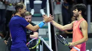 Rafa Nadal y Carlos Alcaraz se saludan tras el partido de semifinales de la Six Kings Slam Rafa Nadal y Carlos Alcaraz se saludan tras el partido de semifinales de la Six Kings Slam