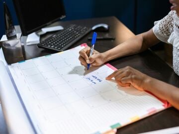 Mujer organizando su calendario