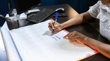 Mujer organizando su calendario