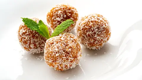 Bolitas de coco y dulce de leche caseras, de Karlos Arguiñano: "Una receta perfecta para hacer con niños" Bolitas de coco y dulce de leche caseras, de Karlos Arguiñano: "Una receta perfecta para hacer con niños"