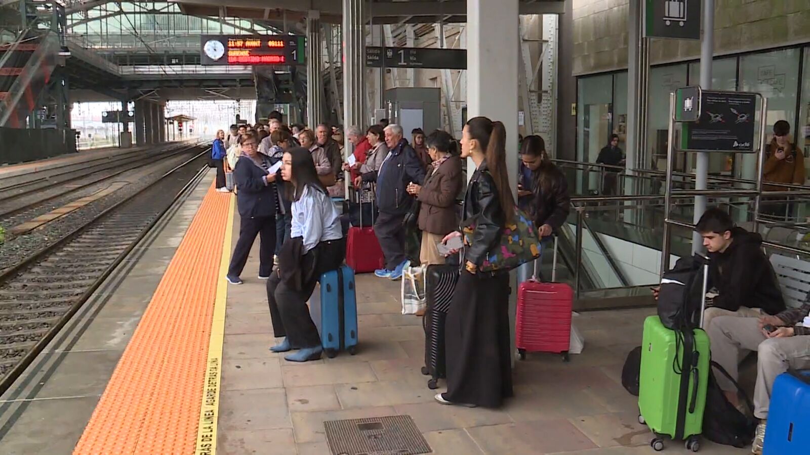 Viajeros enfadados con los retrasos del tren de Alta Velocidad en Galicia: 