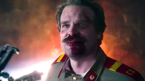David Harbour como Jim Hopper en Stranger Things David Harbour como Jim Hopper en Stranger Things