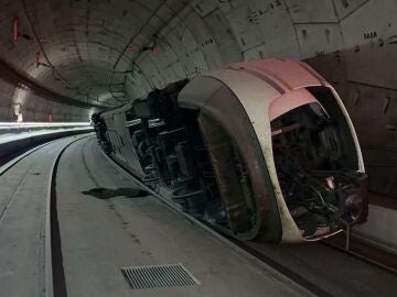 Tren descarrilado en el túnel que une Atocha y Chamartín