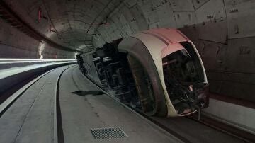 Tren descarrilado en el túnel que une Atocha y Chamartín