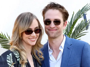 Robert Pattinson y Suki Waterhouse Robert Pattinson y Suki Waterhouse