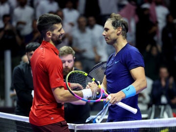 Nadal y Djokovic se saludan en la red tras su partido en el Six Kings Slam