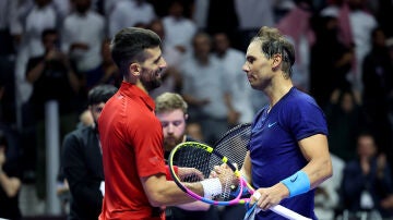 Nadal y Djokovic se saludan en la red tras su partido en el Six Kings Slam