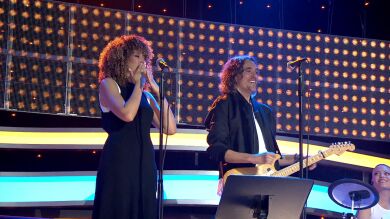 ¡Espectacular interpretación de la nueva banda de La ruleta de la suerte noche! 