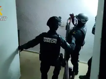 Imagen de la Guardia Civil desmantelando las "granjas humanas" Imagen de la Guardia Civil desmantelando las "granjas humanas"