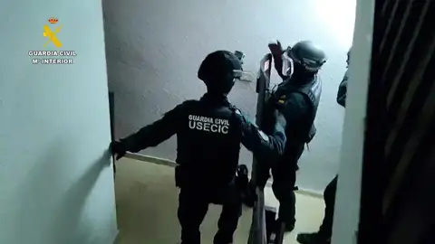 Imagen de la Guardia Civil desmantelando las "granjas humanas" Imagen de la Guardia Civil desmantelando las "granjas humanas"