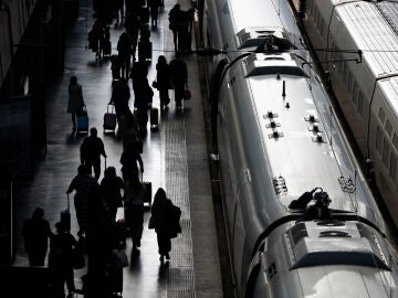 Personas subiendo a un tren en Atocha