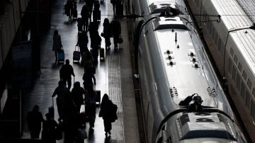 Personas subiendo a un tren en Atocha