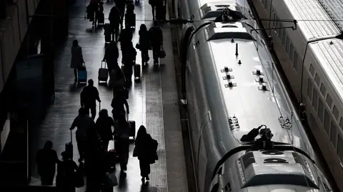 Personas subiendo a un tren en Atocha Personas subiendo a un tren en Atocha