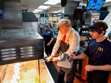 Donald Trump cocinando patatas fritas Donald Trump cocinando patatas fritas