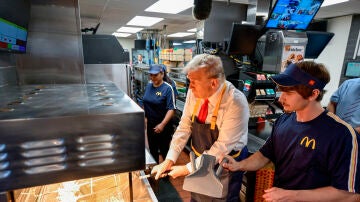 Donald Trump cocinando patatas fritas