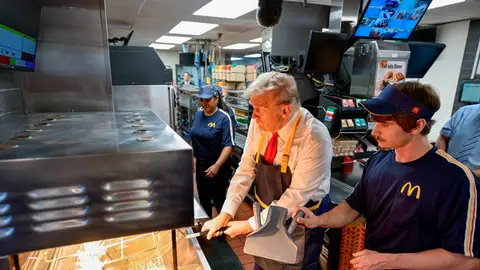 Donald Trump cocinando patatas fritas Donald Trump cocinando patatas fritas