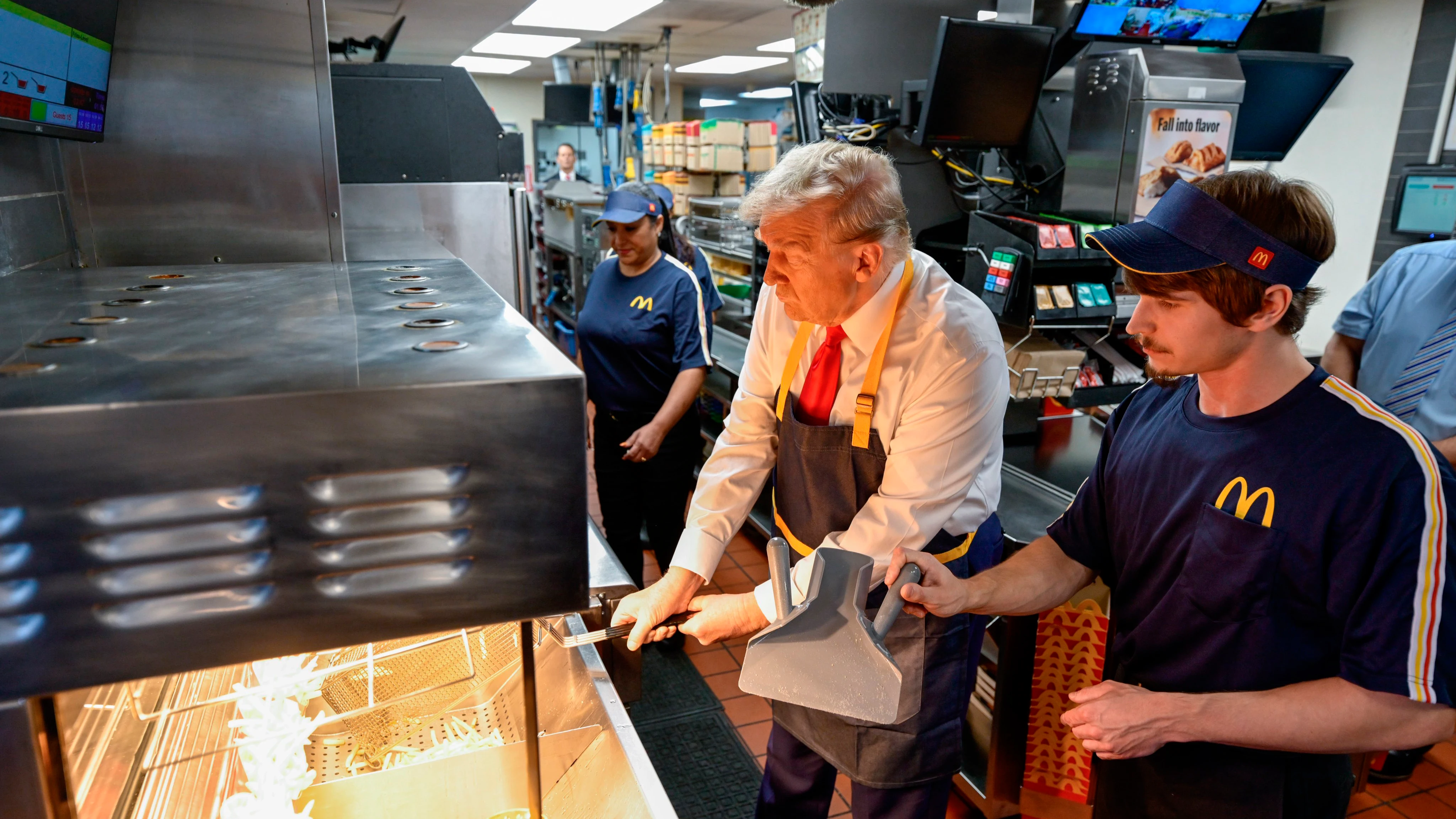 Donald Trump cocinando patatas fritas Donald Trump cocinando patatas fritas