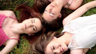 Tres j&oacute;venes se acompa&ntilde;an y disfrutan juntas