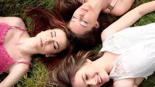 Tres jóvenes se acompañan y disfrutan juntas Tres jóvenes se acompañan y disfrutan juntas