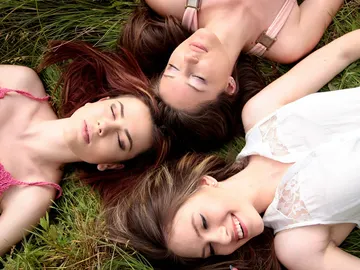 Tres jóvenes se acompañan y disfrutan juntas Tres jóvenes se acompañan y disfrutan juntas