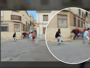 El toro arremetiendo contra el hombre El toro arremetiendo contra el hombre