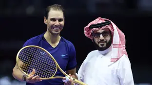 Rafa Nadal posa con su raqueta de oro tras el Six Kings Slam Rafa Nadal posa con su raqueta de oro tras el Six Kings Slam