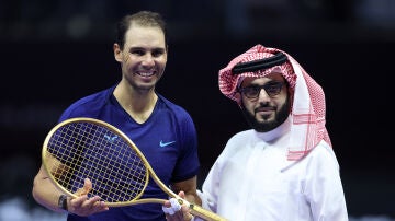 Rafa Nadal posa con su raqueta de oro tras el Six Kings Slam