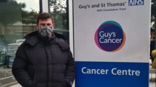 El joven con c&aacute;ncer durante su tratamiento