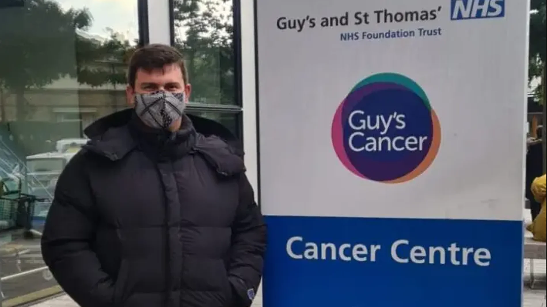 El joven con cáncer durante su tratamiento El joven con cáncer durante su tratamiento