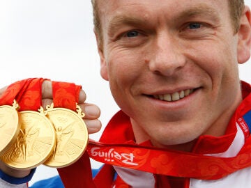 Chris Hoy posa con varias medallas olímpicas