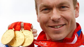 Chris Hoy posa con varias medallas olímpicas