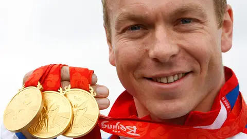 Chris Hoy posa con varias medallas olímpicas Chris Hoy posa con varias medallas olímpicas