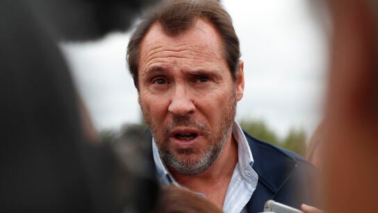 El ministro de Transportes y Movilidad Sostenible, &Oacute;scar Puente, hace declaraciones a los medios de comunicaci&oacute;n, momentos antes de asistir a una reuni&oacute;n de la Federaci&oacute;n de Asociaciones de Vecinos de Lugo. 