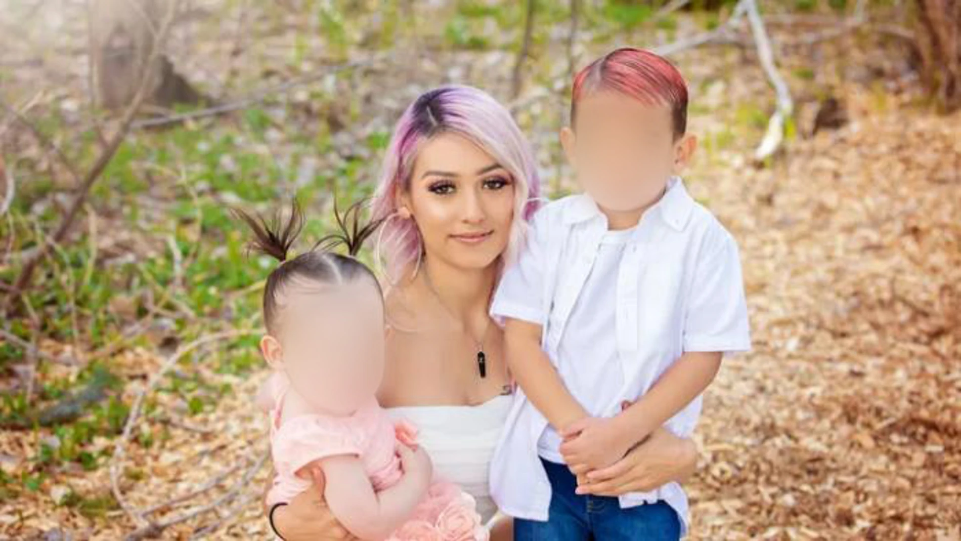 Erika Duarte-Carr junto a sus hijos Erika Duarte-Carr junto a sus hijos
