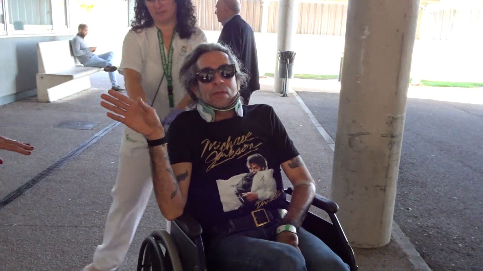 Primeras palabras de Mario Vaquerizo al abandonar el hospital en silla de ruedas: 