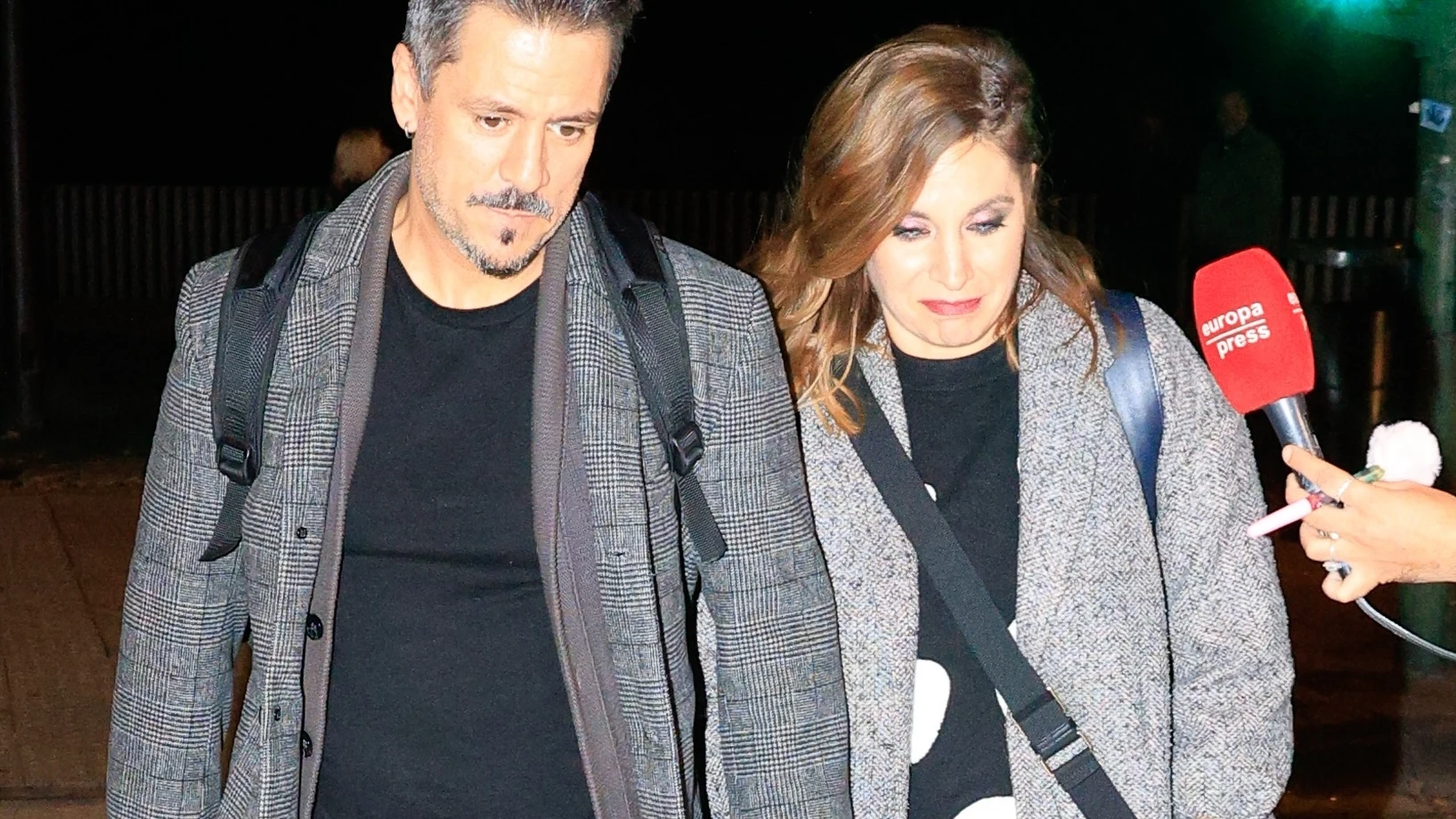 Leire Mart&iacute;nez y Miguel Sueiras dan un paseo por las calles de Pamplona 
