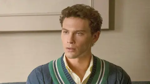 Cooper Koch como Erik Menéndez en la serie de Netflix Cooper Koch como Erik Menéndez en la serie de Netflix