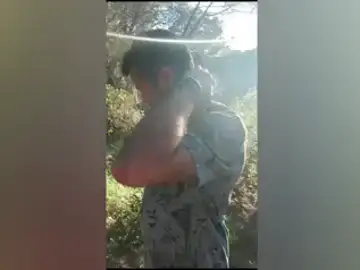Un esqueleto de apariencia humana encerrado en un caja de madera Un esqueleto de apariencia humana encerrado en un caja de madera